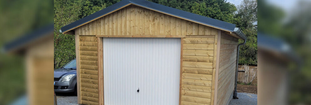 Garage 1 place en ossature bois et bardage épicéa toiture en imitation tuiles type area