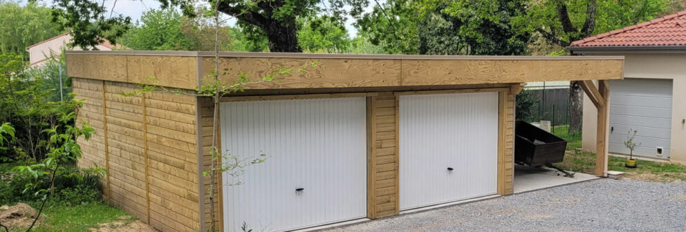 Garage double toit plat en ossature bois avec auvent et bardage en épicéa