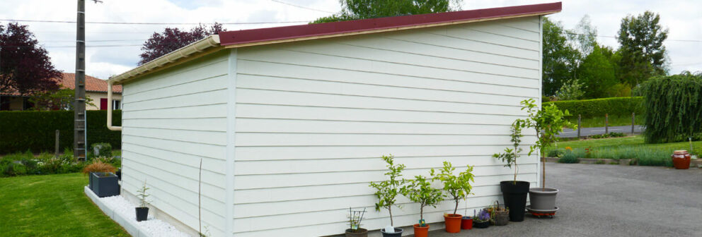 Garage ouvert en ossature bois et bardage Cedral vue de dos