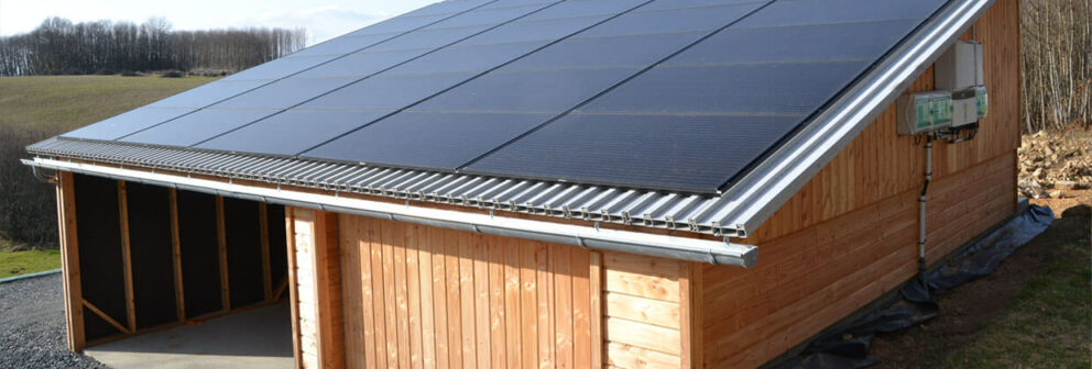 Garage ossature bois. Panneaux solaires - BatiBarsun
