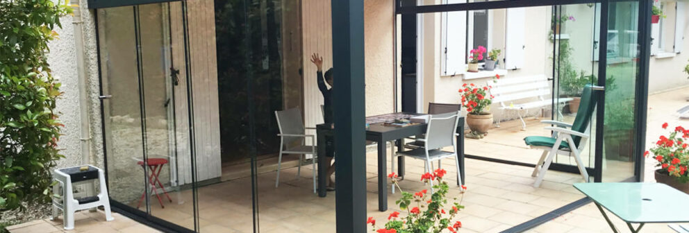 Pergola en aluminium laqué, baies vitrées