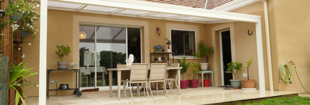 Pergola en aluminium laqué blanc, couverture en polycarbonate Opale épaisseur 16mm