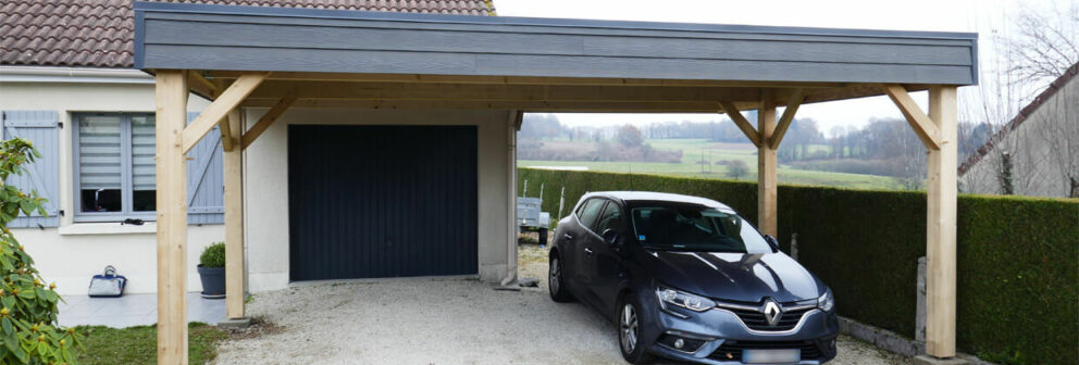 Carport au toit plat avec bandeau cédral gris