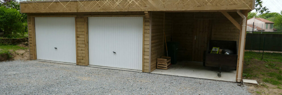 Garage double toit plat en ossature bois, auvent et bardage en épicéa