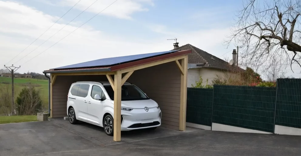 Carport semi-fermé en ossature bois, 1 place. Bardage cédral - BBS
