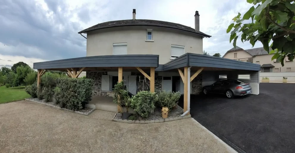 Carport adossé à toit plat. Bandeau en cédral gris - BBS