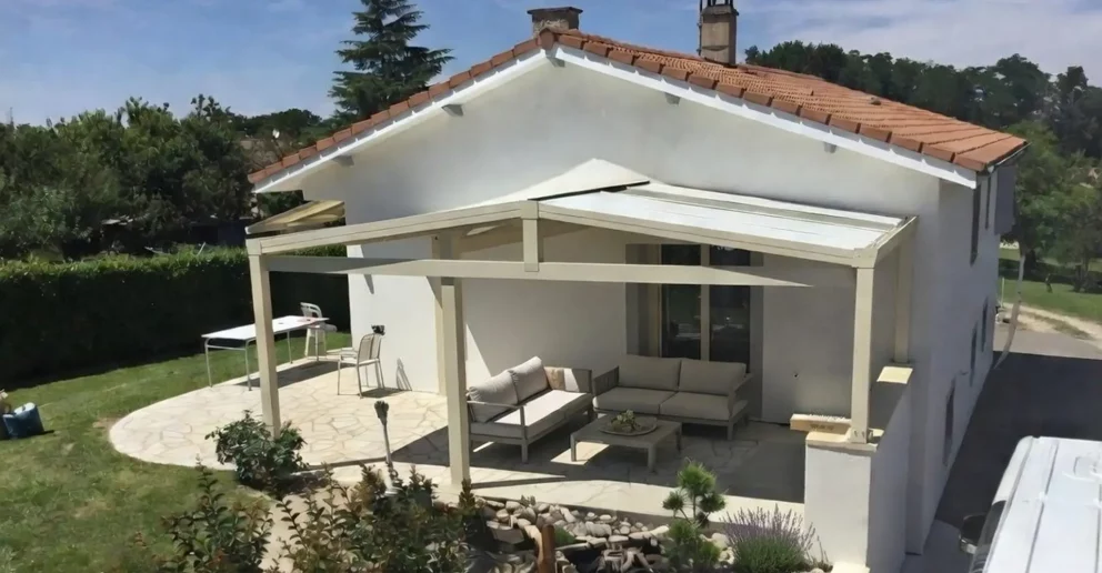 Pergola aluminium laqué blanc avec voile d'ombrage. Adossée sur maison - BBS