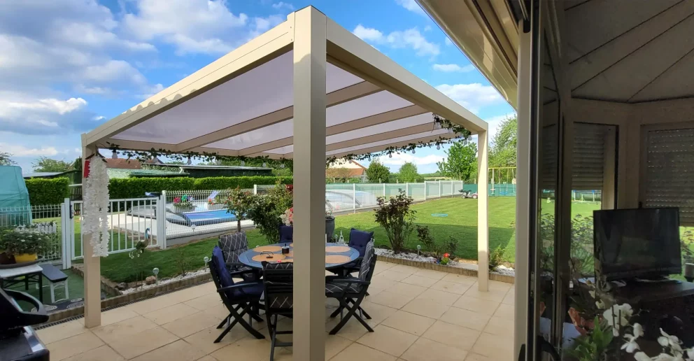 Pergola aluminium auto-portée. Toiture en polycarbonate 16 mm - BBS