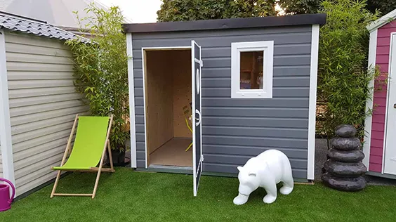 Abri de jardin prêt à poser avec toit plat et bardage PVC - BBS